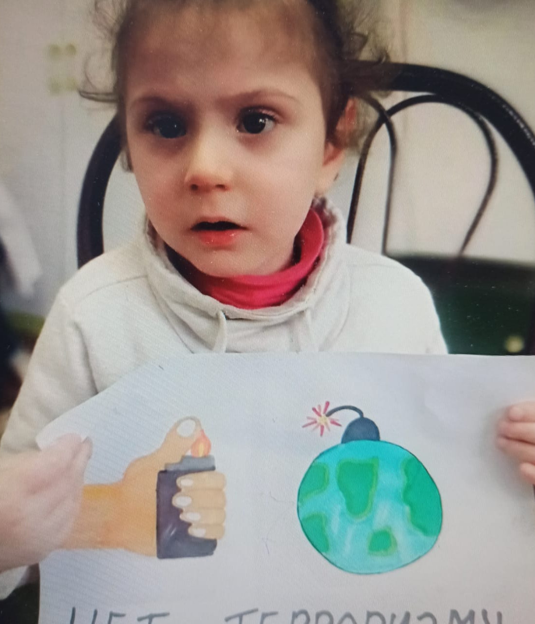 Выставка детских рисунков: "Мы против террора!"